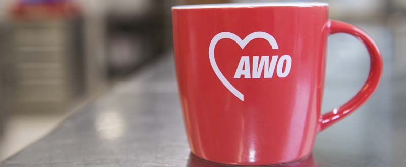 Dieses Bild zeigt eine schöne rote Tasse mit dem AWO-Logo